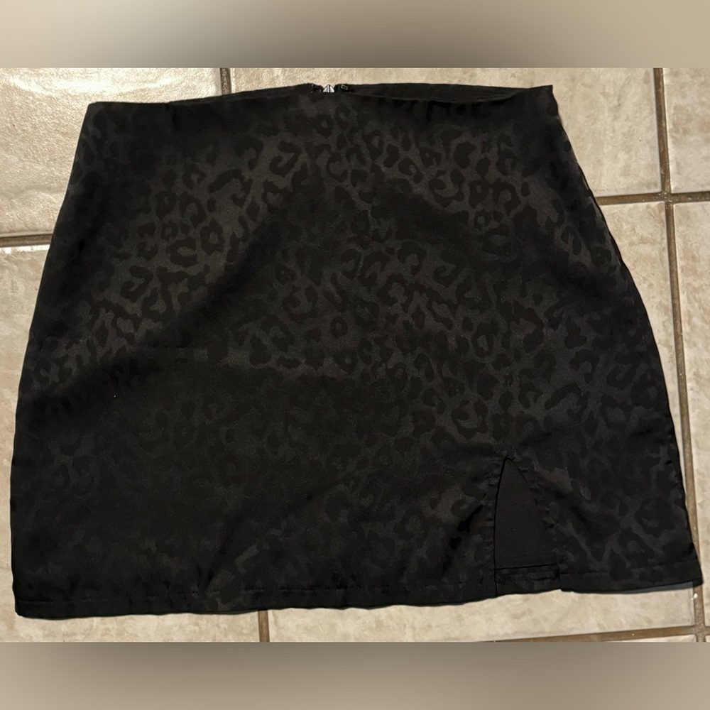 Leopard/ Cheetah Print Mini Skirt Black Spot F21 Forever21 Size Small Women’s